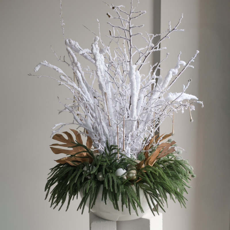 Композиция премиум с искусственной хвоей и заснеженными ветками в кашпо