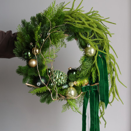 Новогодний венок в изумрудной гамме с монохромным декором