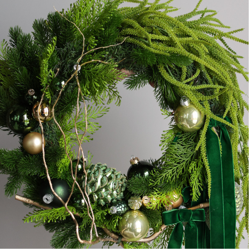 Новогодний венок в изумрудной гамме с монохромным декором