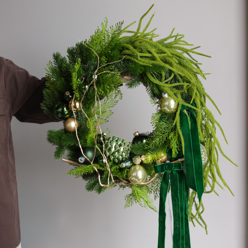 Новогодний венок в изумрудной гамме с монохромным декором