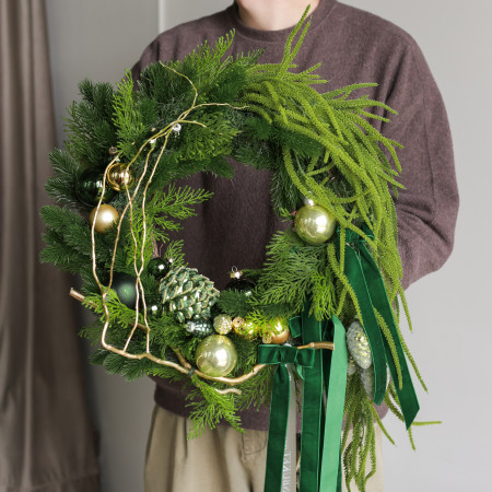 Новогодний венок в изумрудной гамме с монохромным декором