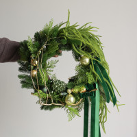 Новогодний венок в изумрудной гамме с монохромным декором