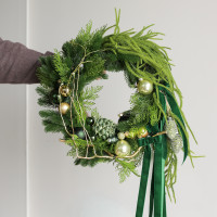 Новогодний венок в изумрудной гамме с монохромным декором