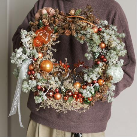 Новогодний венок с оленями и оранжевым декором из искусственной хвои