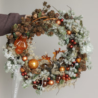 Новогодний венок с оленями и оранжевым декором из искусственной хвои