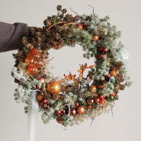 Новогодний венок с оленями и оранжевым декором из искусственной хвои