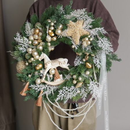 Новогодний венок из искусственной хвои со светло-золотым и жемчужным декором