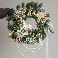 Новогодний венок из искусственной хвои со светло-золотым и жемчужным декором