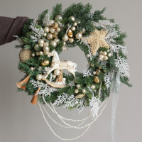 Новогодний венок из искусственной хвои со светло-золотым и жемчужным декором
