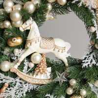 Новогодний венок из искусственной хвои со светло-золотым и жемчужным декором