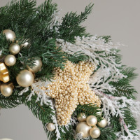 Новогодний венок из искусственной хвои со светло-золотым и жемчужным декором