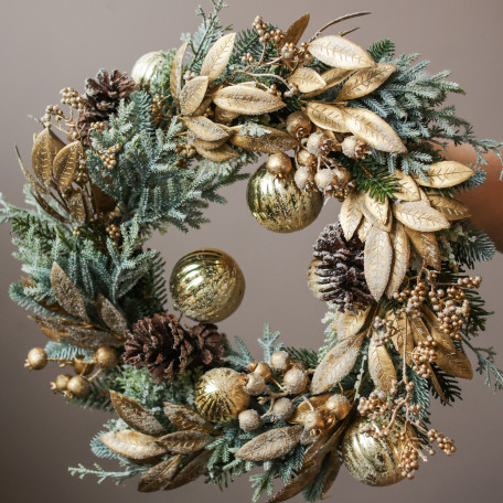 Новогодний венок с золотым декором