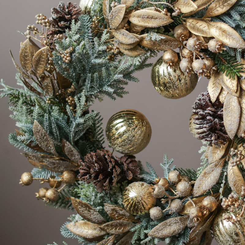 Новогодний венок с золотым декором