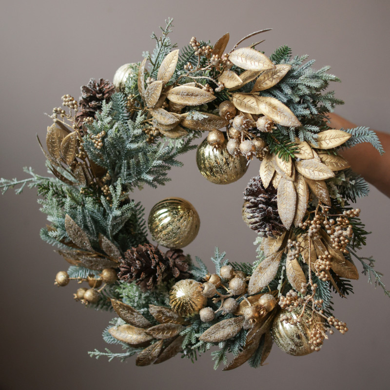 Новогодний венок с золотым декором