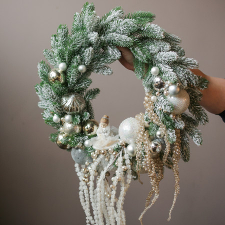 Новогодний венок с бусинами и нежной фигуркой девочки