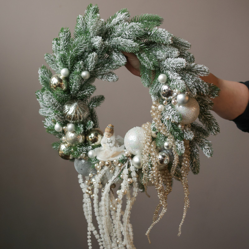 Новогодний венок с бусинами и нежной фигуркой девочки