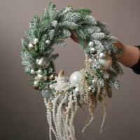 Новогодний венок с бусинами и нежной фигуркой девочки