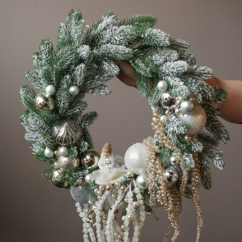 Новогодний венок с бусинами и нежной фигуркой девочки