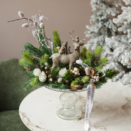 001. Авторская интерьерная композиция с искусственной хвоей и северным оленем