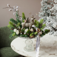 001. Авторская интерьерная композиция с искусственной хвоей и северным оленем