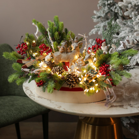 002. Новогодняя композиция в деревянном кашпо с оленями, заснеженной хвоей и гирляндой