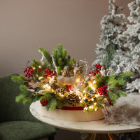 002. Новогодняя композиция в деревянном кашпо с оленями, заснеженной хвоей и гирляндой