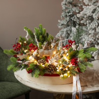 002. Новогодняя композиция в деревянном кашпо с оленями, заснеженной хвоей и гирляндой