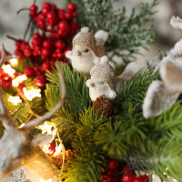 002. Новогодняя композиция в деревянном кашпо с оленями, заснеженной хвоей и гирляндой