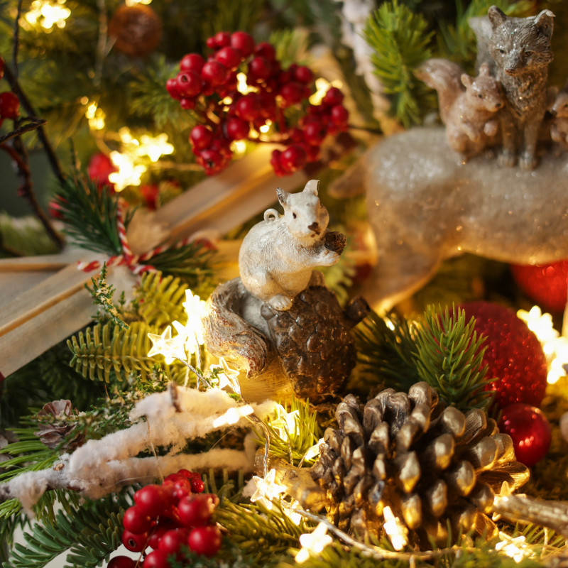 002. Новогодняя композиция в деревянном кашпо с оленями, заснеженной хвоей и гирляндой