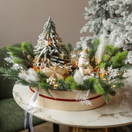 003. Новогодняя композиция в деревянном кашпо с елочкой и снеговиком с золотыми игрушками