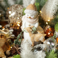 003. Новогодняя композиция в деревянном кашпо с елочкой и снеговиком с золотыми игрушками