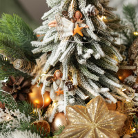 003. Новогодняя композиция в деревянном кашпо с елочкой и снеговиком с золотыми игрушками