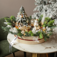 003. Новогодняя композиция в деревянном кашпо с елочкой и снеговиком с золотыми игрушками