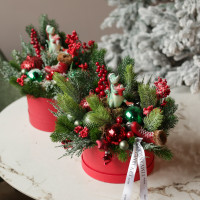 004. Новогодняя композиция в красно-зеленой гамме с крокодилом на коньках