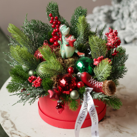 004. Новогодняя композиция в красно-зеленой гамме с крокодилом на коньках