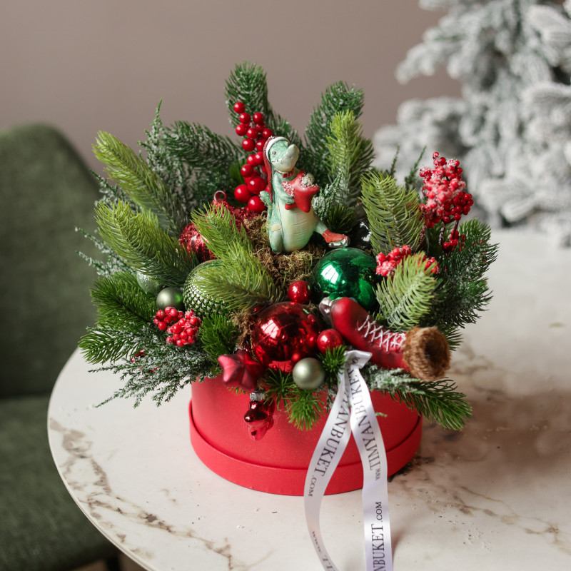 004. Новогодняя композиция в красно-зеленой гамме с крокодилом на коньках