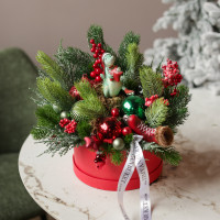 004. Новогодняя композиция в красно-зеленой гамме с крокодилом на коньках