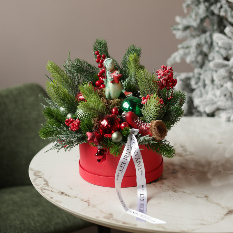 004. Новогодняя композиция в красно-зеленой гамме с крокодилом на коньках