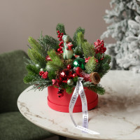 004. Новогодняя композиция в красно-зеленой гамме с крокодилом на коньках