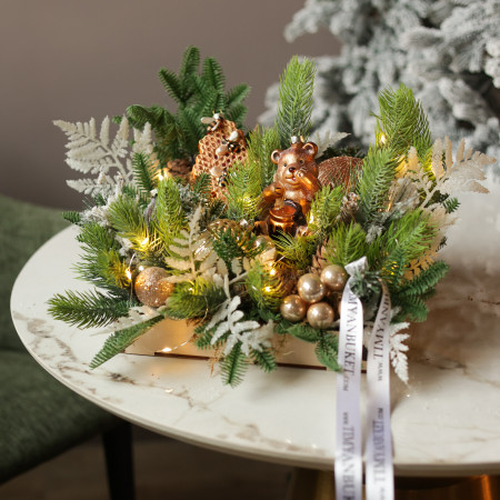 005. Композиция на деревянном подносе с медвежонком, сотами и золотым декором