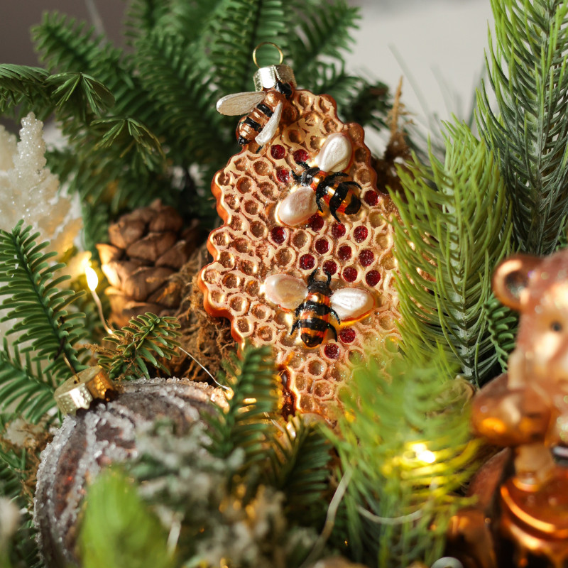 005. Композиция на деревянном подносе с медвежонком, сотами и золотым декором