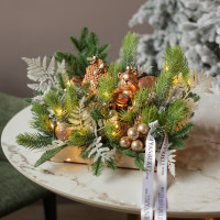 005. Композиция на деревянном подносе с медвежонком, сотами и золотым декором