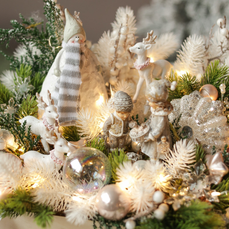 006. Новогодняя композиция с фигурками детей, снеговиком и оленятами