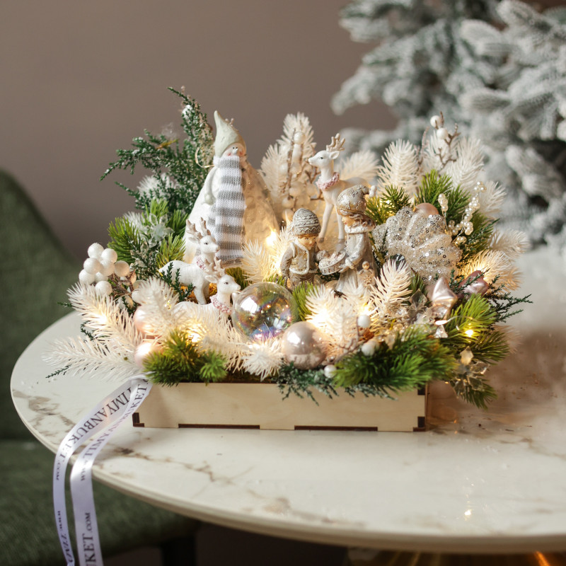 006. Новогодняя композиция с фигурками детей, снеговиком и оленятами