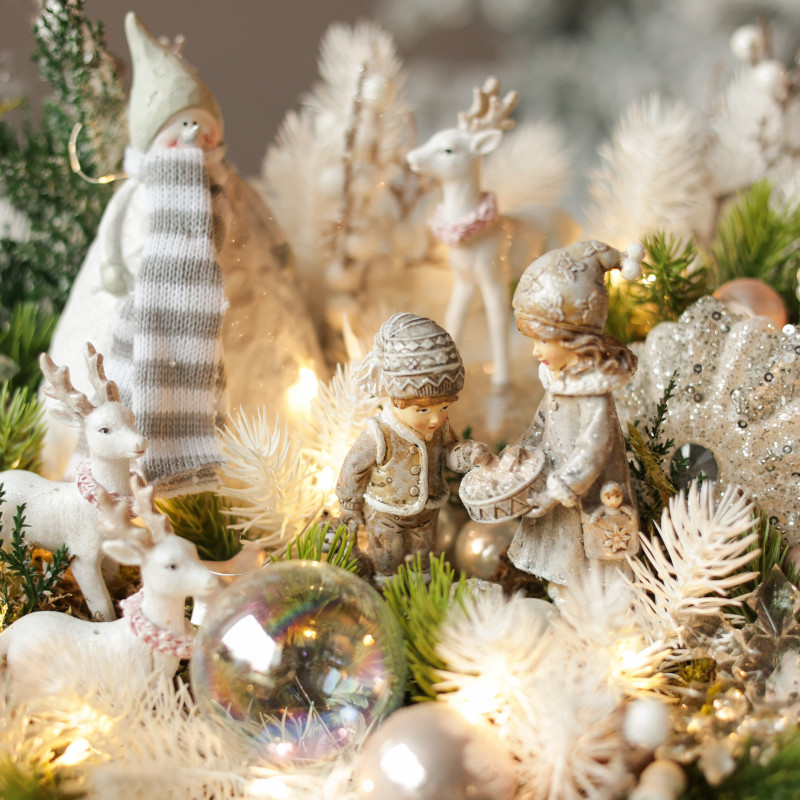 006. Новогодняя композиция с фигурками детей, снеговиком и оленятами