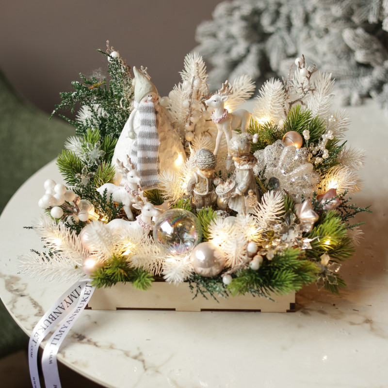 006. Новогодняя композиция с фигурками детей, снеговиком и оленятами