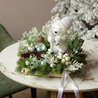 007. Новогодняя композиция с фигуркой белого медведя, светло-зеленым декором и шишками