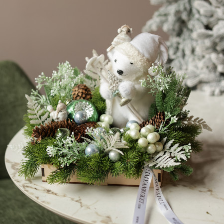 007. Новогодняя композиция с фигуркой белого медведя, светло-зеленым декором и шишками