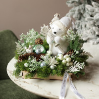 007. Новогодняя композиция с фигуркой белого медведя, светло-зеленым декором и шишками