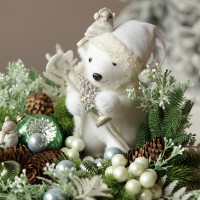 007. Новогодняя композиция с фигуркой белого медведя, светло-зеленым декором и шишками